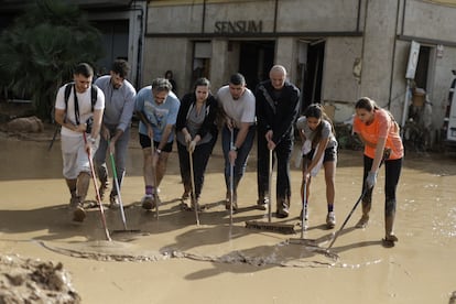 Vecinos de Paiporta trabajan en las labores de limpieza. 