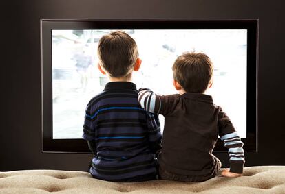 Dos ni&ntilde;os viendo televisi&oacute;n.
 
 
 