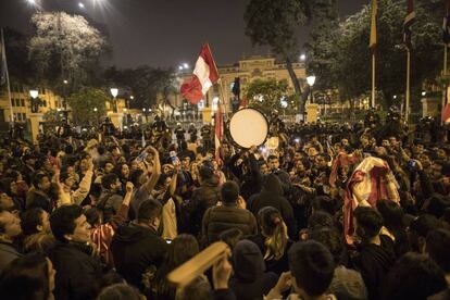 Manifestación en Lima a favor de la decisión presidencial de convocar elecciones.