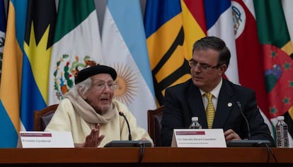 El poeta Ernesto Cardenal al recibir el reconocimiento de parte de Marcelo Ebrard, el canciller mexicano.