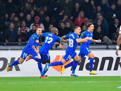 Los jugadores del Getafe celebran el 0-1 marcado por Jaime Mata (segundo por la derecha).