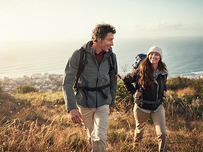Una pareja caminado por el campo.