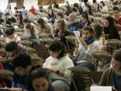 Un grupo de alumnos durante el primer examen de las pruebas de acceso a la universidad en la Facultad de Econ&oacute;micas de la Universidad de Santiago de Compostela.