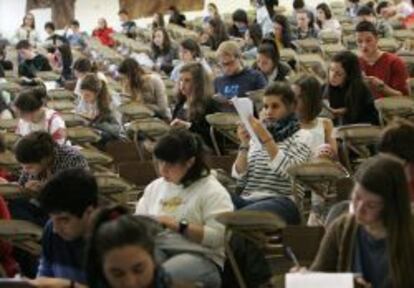 Un grupo de alumnos durante el primer examen de las pruebas de acceso a la universidad en la Facultad de Econ&oacute;micas de la Universidad de Santiago de Compostela.