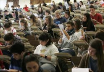 Un grupo de alumnos durante el primer examen de las pruebas de acceso a la universidad en la Facultad de Económicas de la Universidad de Santiago de Compostela.