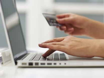 Una mujer compra con tarjeta de crédito por Internet
