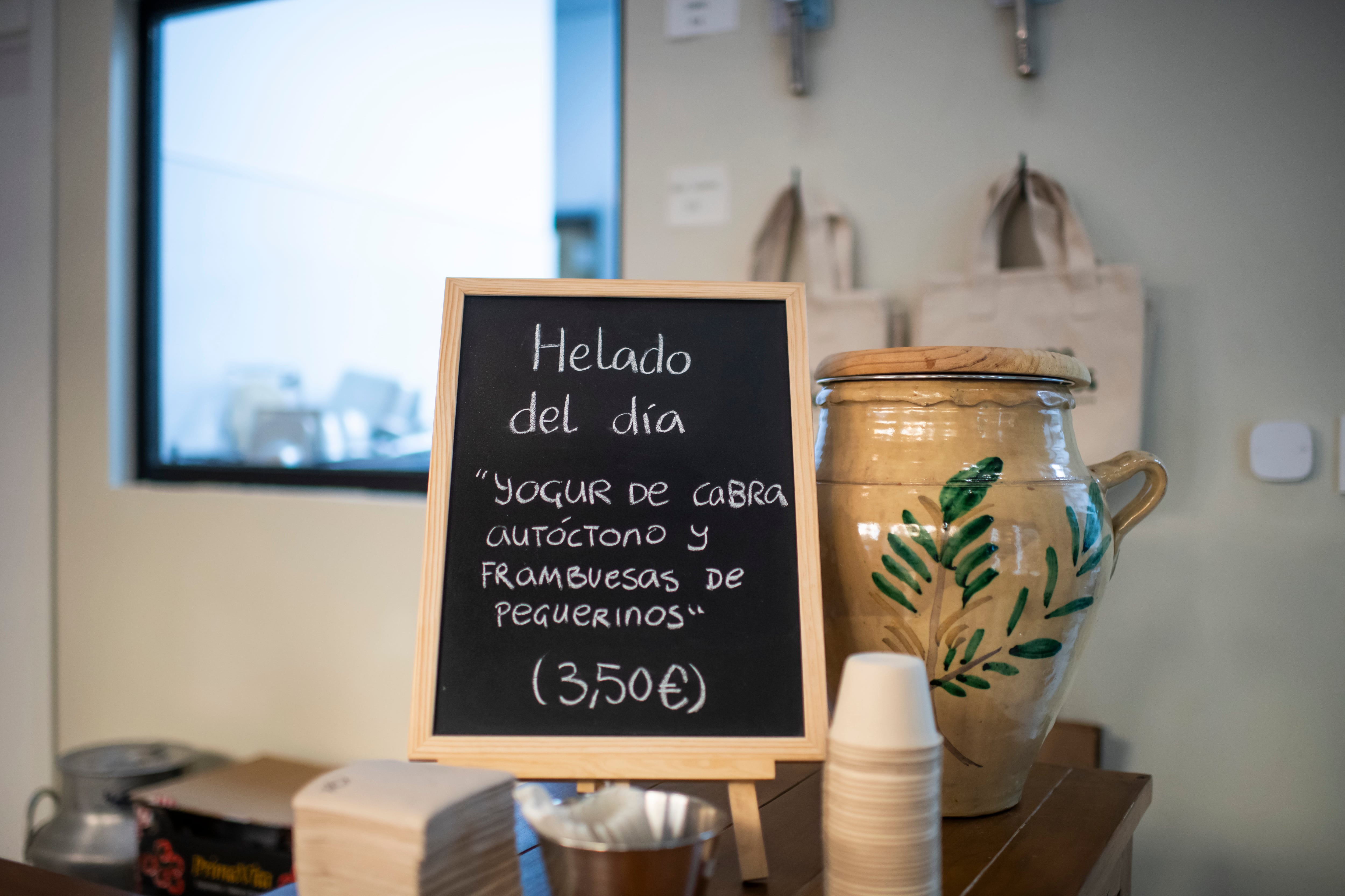 Cartel con el helado del día, de la heladería Campo A Través, en San Lorenzo del Escorial.