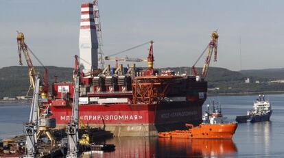 La plataforma Prirazlomnaya es remolcada desde Murmansk a un yacimiento en el Mar de Pechora, norte de Rusia.