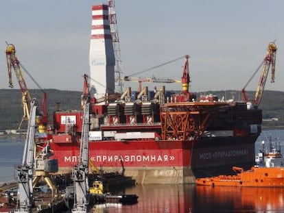 La plataforma Prirazlomnaya es remolcada desde Murmansk a un yacimiento en el Mar de Pechora, norte de Rusia. 