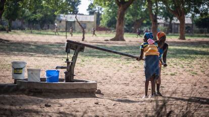 Unas mujeres bombean agua en Bulawayo, Zimbabwe.