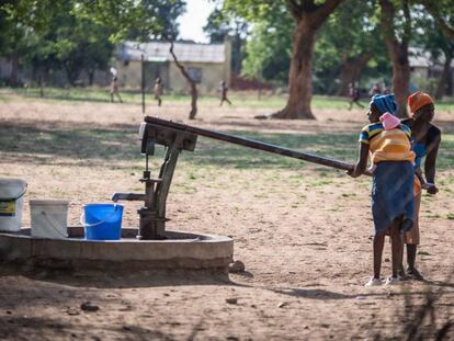 Unas mujeres bombean agua en Bulawayo, Zimbabwe. 