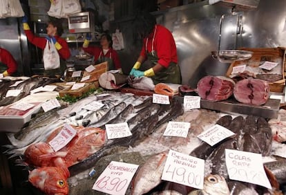 Puesto de venta de pescado en un mercado.