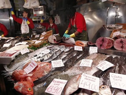 Puesto de venta de pescado en un mercado.