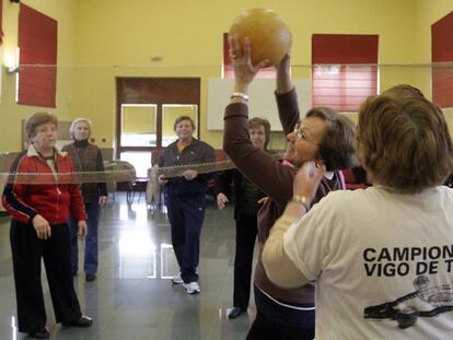 Un grupo de jugadoras de cachibol, ayer, entrenando en la Asociación de Veciños de la parroquia viguesa de Coruxo.