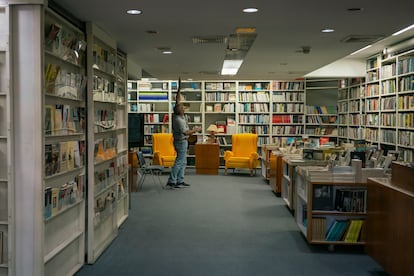 Un empleado revisa un bombillo en la librería Alejandría.