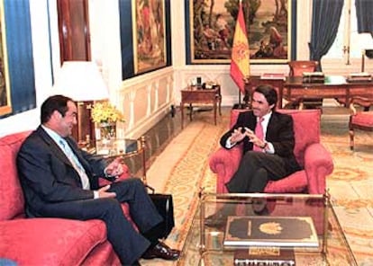 El presidente de Castilla-La Mancha, José Bono, con José María Aznar ayer en La Moncloa.