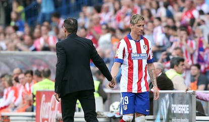 Simeone saluda a Torres en un partido del Atl&eacute;tico.