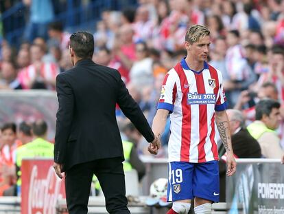 Simeone saluda a Torres en un partido del Atl&eacute;tico.