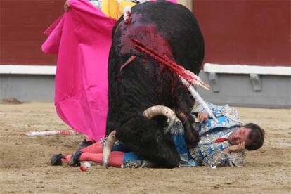 Carlos Hombrados, subalterno del torero Fernando Robleño, tras ser volteado por el segundo toro de la tarde.