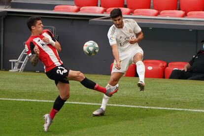 Asensio centra ante Capa durante el Athletic-Real Madrid disputado este domingo en San Mamés. /HUMBERTO BILBAO (AFP)
05/07/2020 ONLY FOR USE IN SPAIN