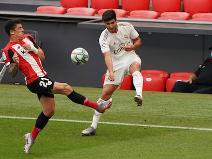 Asensio centra ante Capa durante el Athletic-Real Madrid disputado este domingo en San Mamés. /HUMBERTO BILBAO (AFP)


05/07/2020 ONLY FOR USE IN SPAIN