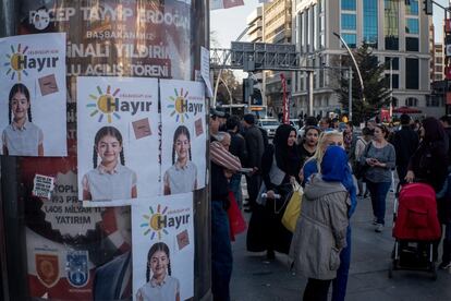 Varias personas caminan por una calle de Ankara (Turquía) donde pueden verse carteles de campaña por el 'Hayir' (No) el 2 de abril de 2017.