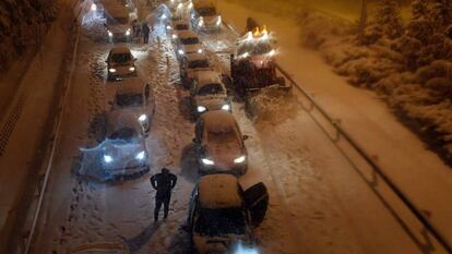 Vehículos bloqueados en la M-30 por la nevada de este viernes en Madrid.
