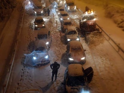 Vehículos bloqueados en la M-30 por la nevada de este viernes en Madrid.