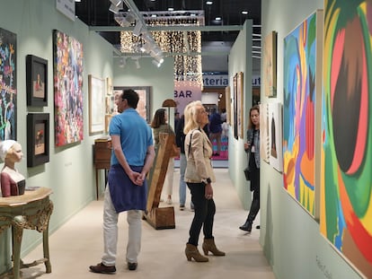 Los visitantes pasean por la feria Antik Almoneda durante la edición de 2023.