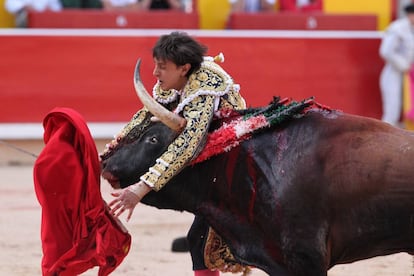 El torero peruano Andr&eacute;s Roca Rey, en su primer toro, hoy en la plaza de Pamplona.