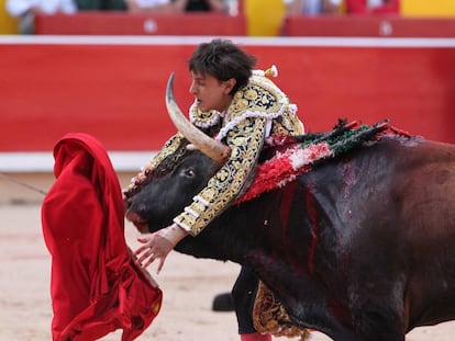 El torero peruano Andr&eacute;s Roca Rey, en su primer toro, hoy en la plaza de Pamplona.
