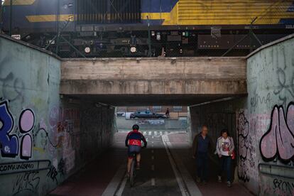 Un tren pasa por encima de uno de los pasos subterráneos habilitados en el barrio de Pajarillos, en Valladolid.