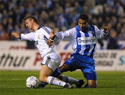 Mauro Silva comete penalti sobre Guti en la Liga 2000-2001.