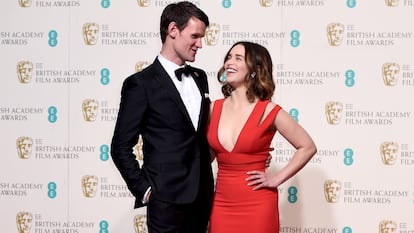 Matt Smith y Emilia Clarke posan en los premios de la Academia Británica de Cine en febrero de 2014.