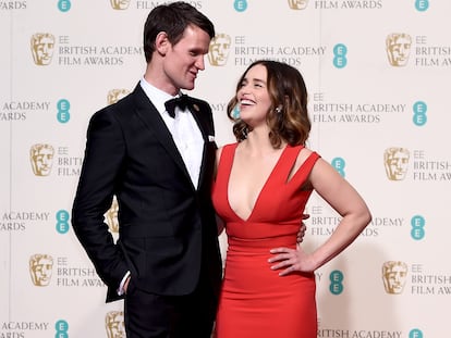 Matt Smith y Emilia Clarke posan en los premios de la Academia Británica de Cine en febrero de 2014.