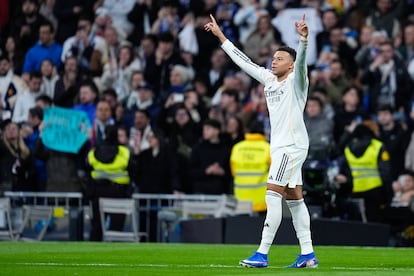 El Real Madrid escapa a su propia hoguera ante el Levante