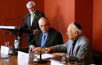 El director de la RAE, Darío Villanueva (de pie), Shmuel Refael Vivante y Jacob Bentolila, en la constitución de la academia del ladino.