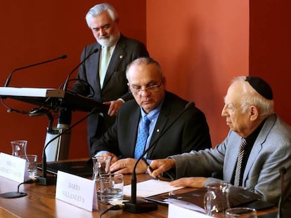 El director de la RAE, Darío Villanueva (de pie), Shmuel Refael Vivante y Jacob Bentolila, en la constitución de la academia del ladino.