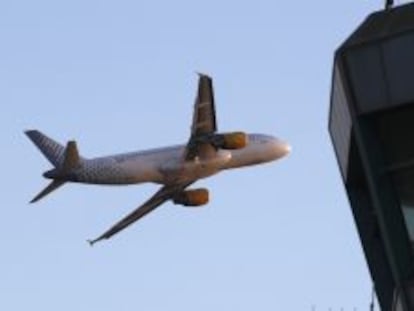 Un avi&oacute;n de Vueling despega en el aeropuerto de Barcelona El Prat.