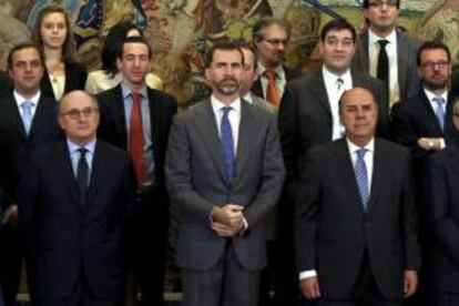 El Prncipe de Asturias ha recibido hoy en el Palacio de la Zarzuela a los ganadores del certamen "Fondo de Emprendedores Fundacin Repsol", junto a los miembros del jurado.