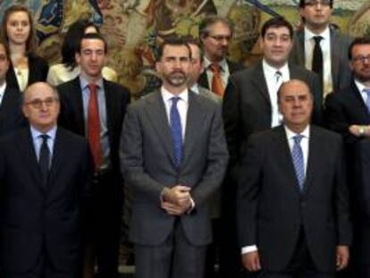 El Príncipe de Asturias ha recibido hoy en el Palacio de la Zarzuela a los ganadores del certamen "Fondo de Emprendedores Fundación Repsol", junto a los miembros del jurado.