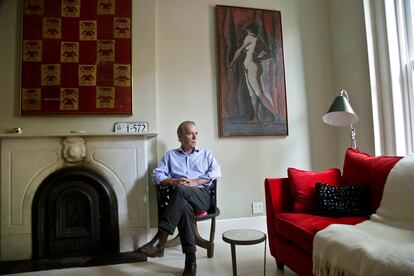 Martin Amis posa en el salón de su casa en Brooklyn, Nueva York, el 17 de agosto de 2012.