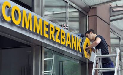 Un empleado coloca el logotipo de Commerzbank en una sucursal de Fr&aacute;ncfort, Alemania. EFE/Archivo