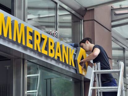 Un empleado coloca el logotipo de Commerzbank en una sucursal de Fr&aacute;ncfort, Alemania. EFE/Archivo