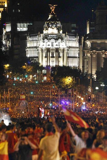 Decenas de miles de personas celebran la Copa del Mundo en Cibeles.