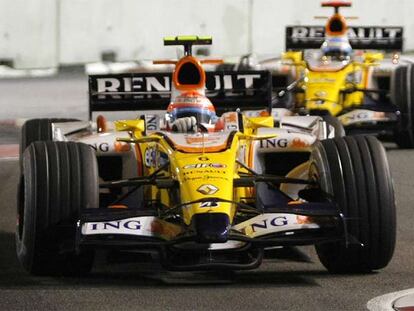 Nelsinho Piquet (en primer término) y Fernando Alonso, en los entrenamientos del GP de Singapur.