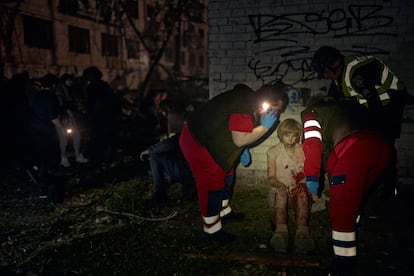 Una mujer herida es atendida por sanitarios tras un ataque ruso sobre Kiev, este jueves. 