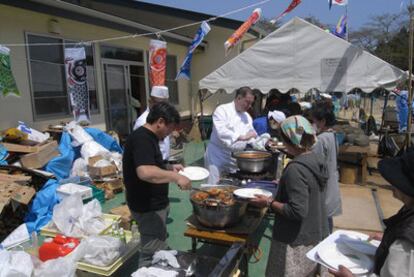 Dominique Corby sirve comida a los refugiados de Fukushima.