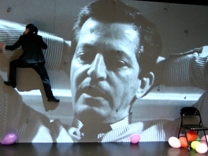 Escena de 'Anatomía de un instante', obra de teatro basada en el libro del mismo nombre del escritor Javier Cercas.