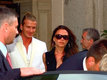 El futbolista David Beckham y su esposa, Victoria Beckham dejan su hotel de Madrid en julio de 2003.